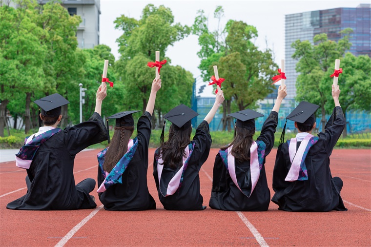 高校就业率亮了！超8成清北本科毕业生选择升学，复旦仅有583人直接就业