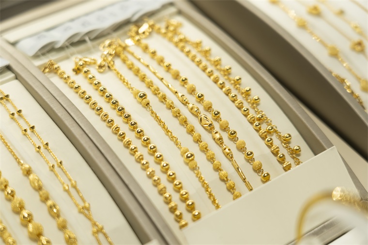 金价一夜暴涨达740元每克！杭州有人连夜卖掉12斤黄金，回收商 这两天黄金交易量异常活跃