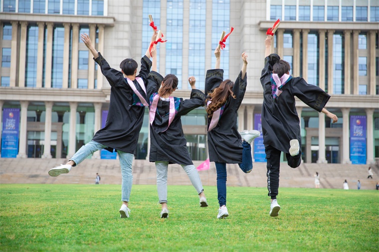 福耀科技大学今年不招生，工作重心为实验室建设！曹德旺 很遗憾今年来不及，目标仍是世界一流大学