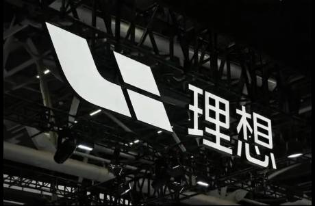 理想汽车，迎头撞飞重卡？