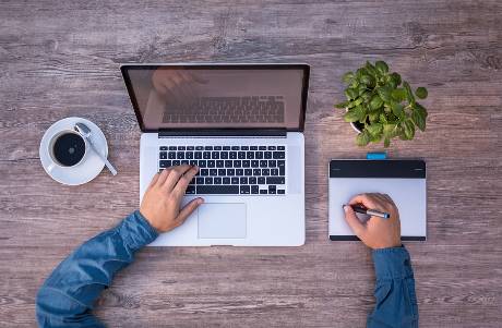 AI焦虑的董事长，带火了这批服务商